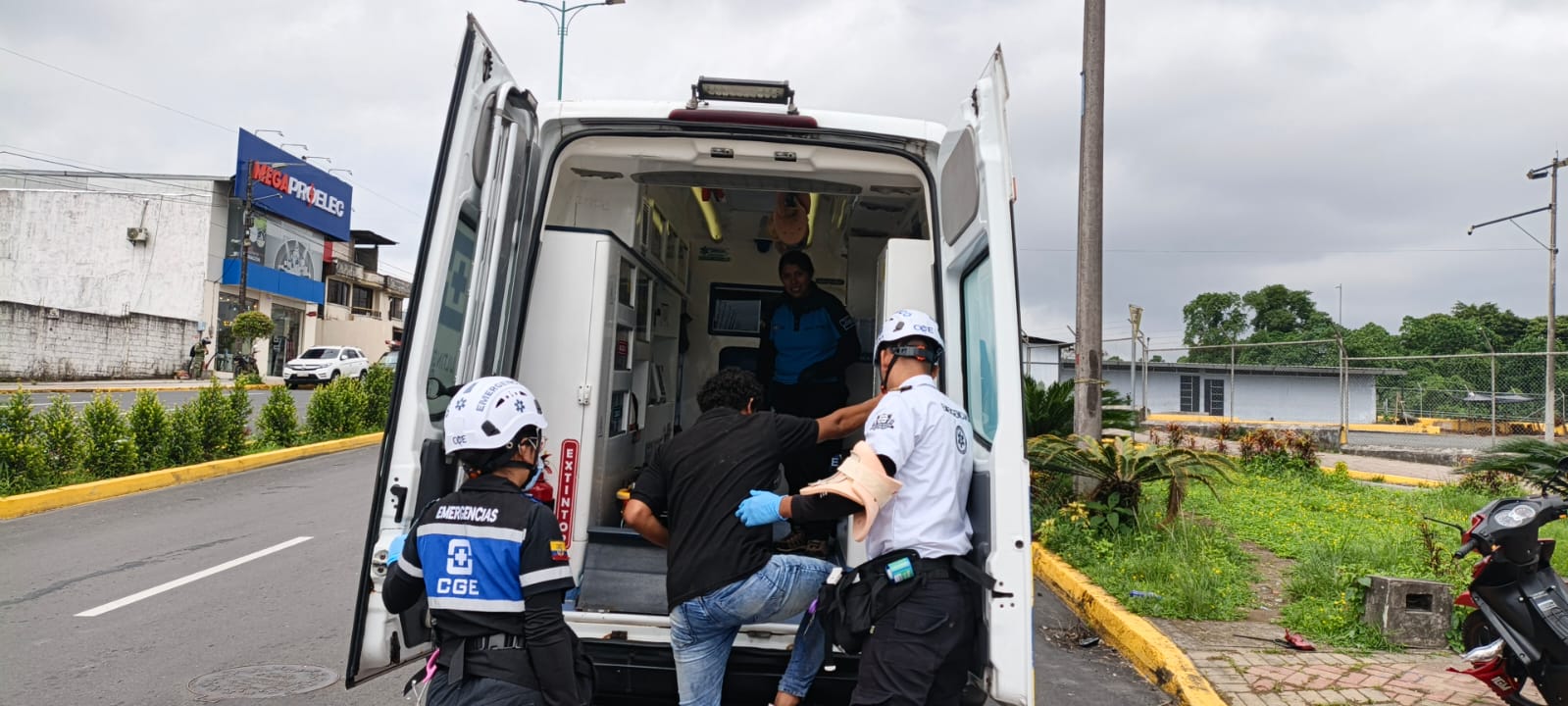 Voluntarios ayudaron a brindar atención prehospitalaria tras siniestro de tránsito en la Zona Rosa