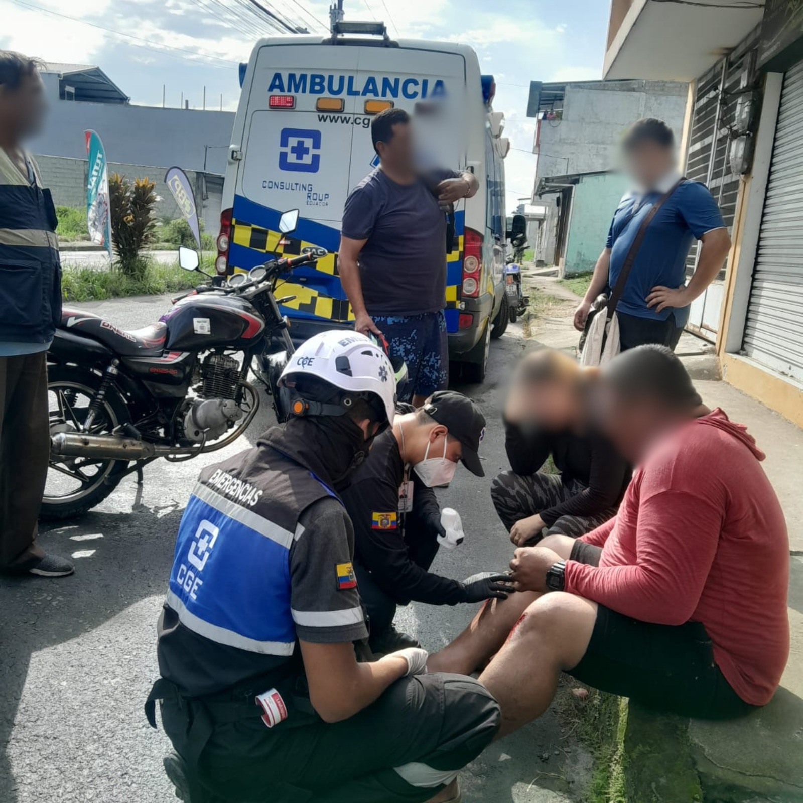 Participante de Consulting Group Ecuador brindaron atención prehospitalaria a motociclista tras siniestro vial en Santo Domingo