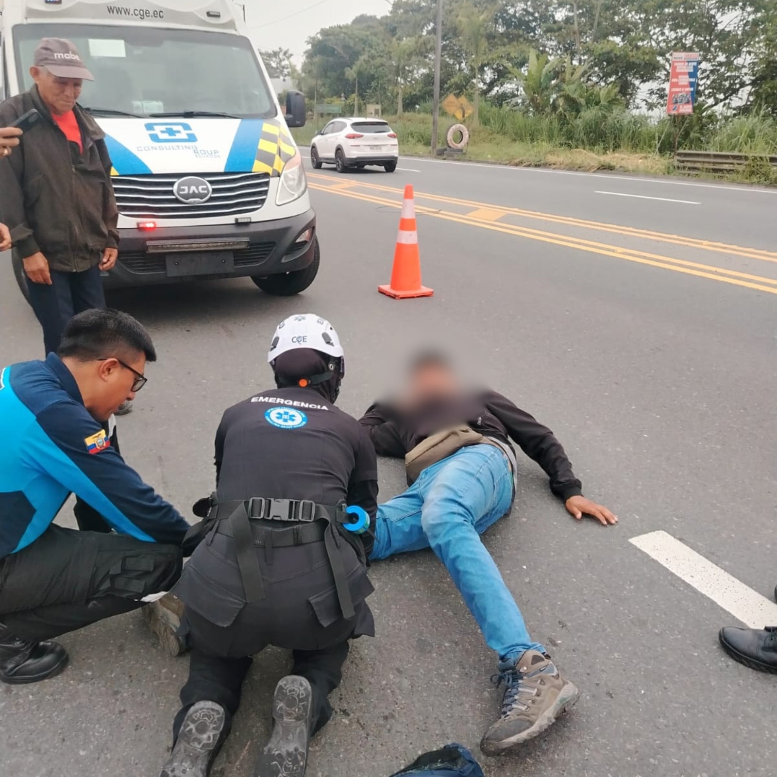Atención prehospitalaria tras accidente entre una motocicleta y un vehículo en la avenida Quito