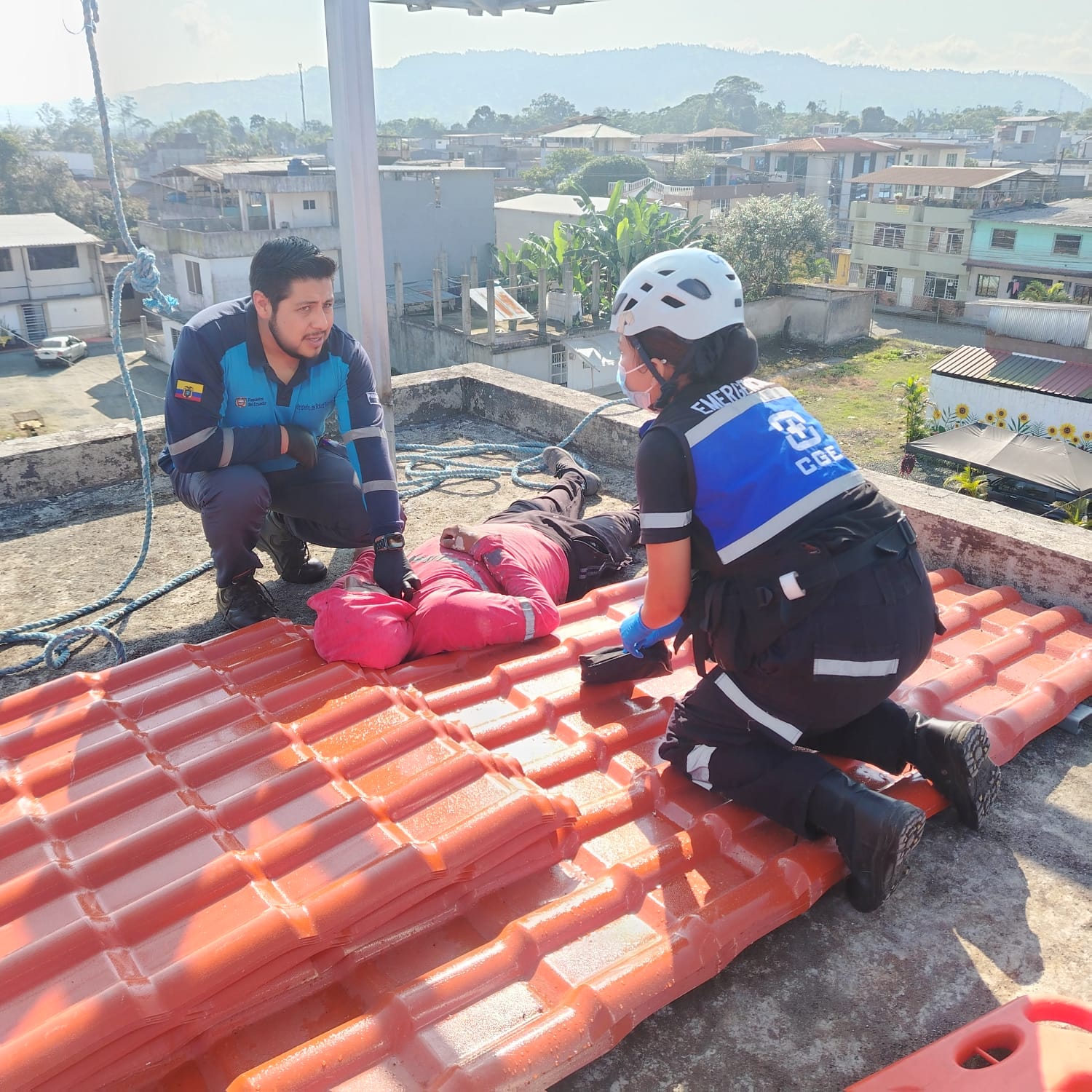 Voluntarios de la Fundación Consulting Group Ecuador atendieron emergencia en la vía Quito