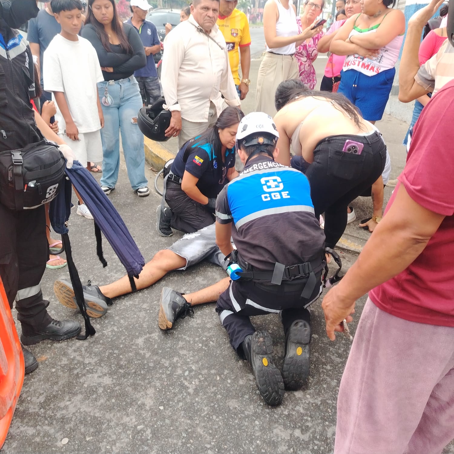 ACCIDENTE DE TRÁNSITO EN LA AVENIDA ABRAHAM CALAZACÓN DEJA UN JOVEN LESIONADO