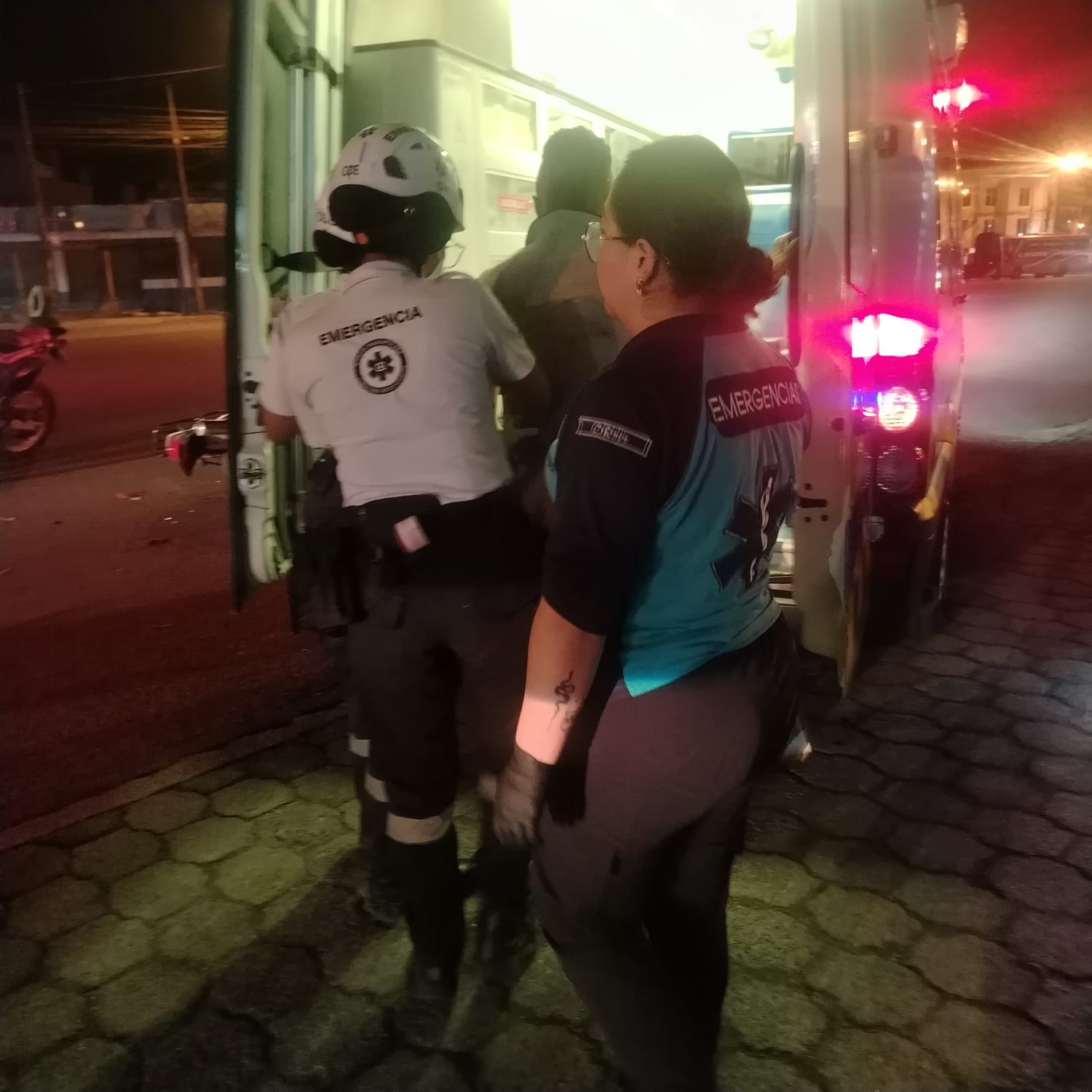 VOLUNTARIOS DE CONSULTING GROUP ECUADOR ATENDIERON ACCIDENTE EN LA AVENIDA LOS COLONOS
