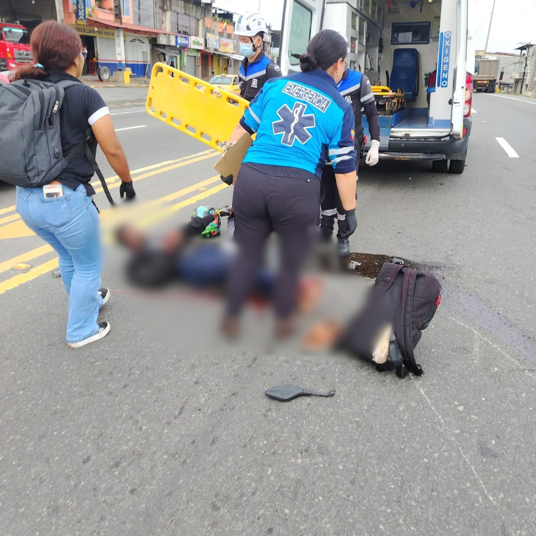 VOLUNTARIOS DE CONSULTING GROUP ECUADOR ATIENDEN Y TRASLADAN A MOTOCICLISTA HERIDO TRAS ACCIDENTE EN LA AV. LOS COLONOS