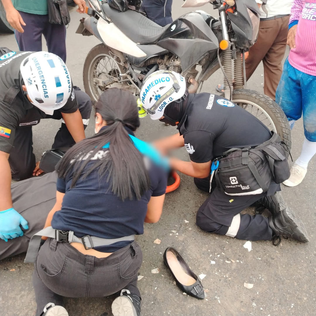 Héroes de Consulting Group Ecuador brindaron atención a mujer herida en accidente en la vía Quevedo