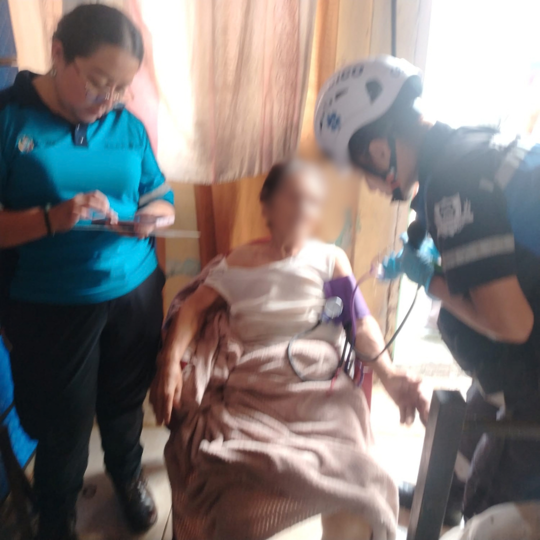 nuestros Consultinos auxiliaron a adulta mayor tras sufrir una caída en su domicilio