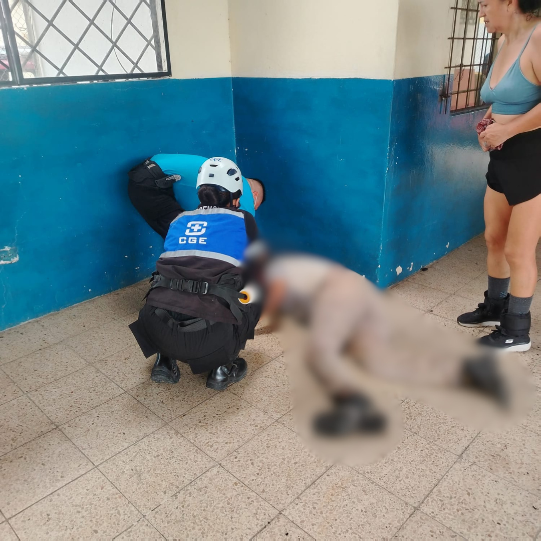 NUESTROS CONSULTINOS BRINDARON ATENCIÓN A ADULTO MAYOR QUE CAYÓ DESDE APROXIMADAMENTE CUATRO METROS DE ALTURA